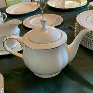 NWOT: Lenox Courtyard Platinum Fine China Tea Pot